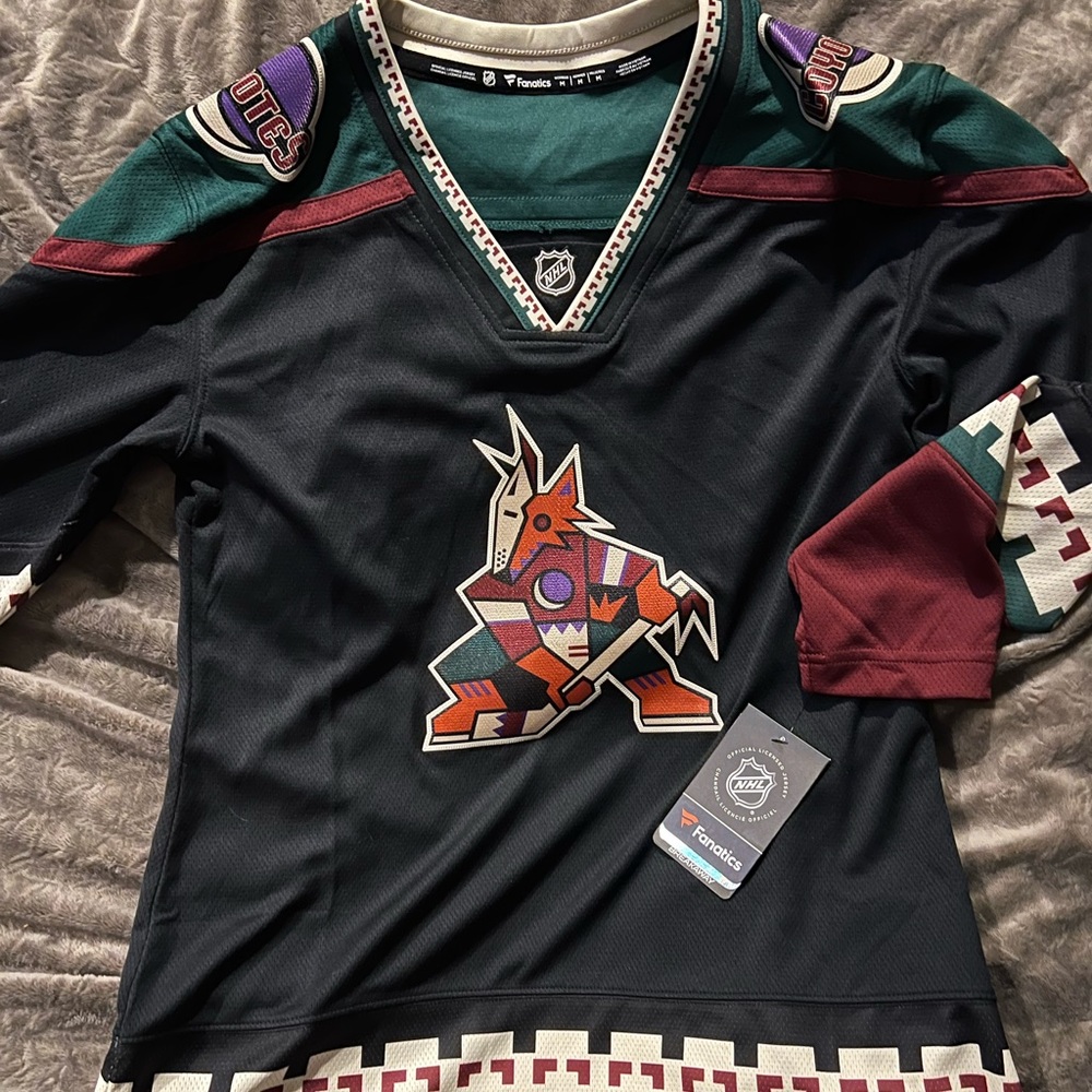 New Fanatics Coyotes women’s jersey. Original tags. Non-smoking home.